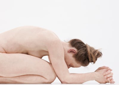 (c) Sam Jinks, Kneeling woman, 2015. Courtesy of the artist, Sullivan+Strumpf, Sudney - Institut fur Kulturaustausch, Tubingen